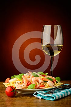 Spaghetti with shrimps and wihte wine