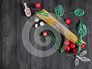 Spaghetti with tomatoes, spinach and spices.