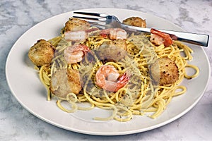 spaghetti top with scallops and hrimp