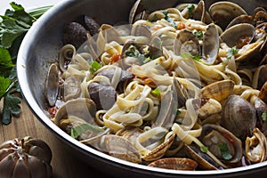Spaghetti with vongole clams and tomatoes