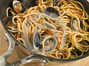 Spaghetti Vongole in a Pan photo