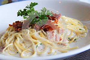 Spaghetti with white cream sauce and bacon fried