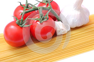 Spaghettis, tomatoes and onions