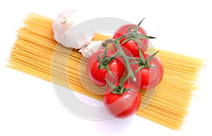 Spaghettis, tomatoes and onions