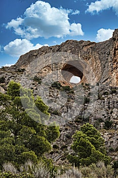 La roca el agujero en truco montana rango, provincia. verticalmente 