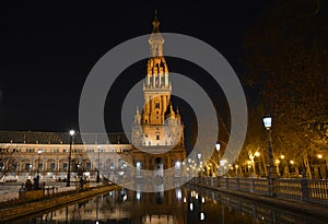 Sur la Torre sobre el la ciudad iluminado por la noche 