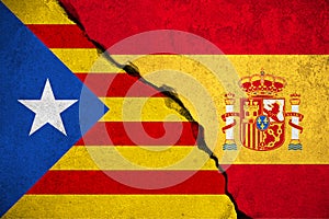 Bandera sobre el roto ladrillo muro a medio catalán bandera votar Cataluna independencia partida 