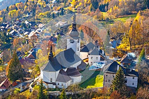 Obec Špania Dolina s kostolom a historickými budovami v