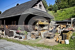 Spania Valley, Slovensko: charakteristická architektura v bývalé hornické vesnici. Dřevěné starší stavby s hospodářským dvorem