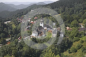 Vesnice Spania Valley, Slovensko: pohled na kostel Proměnění Páně