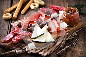 Spanish cured meat and cheese tapas