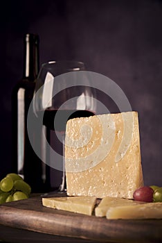Spanish manchego cheese, red wine and grapes, a delicious dessert