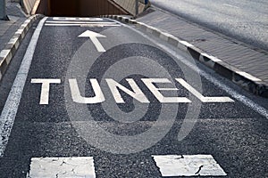 Spanish word `TUNEL` English - Tunnel on the road