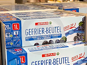 Spar gefrier-beutel quick zip packaging with berry design in store display
