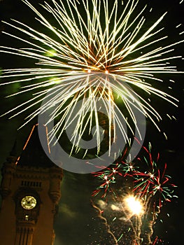 Espumoso fuegos artificiales en el cielo a través de palacio 