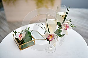 Sparkling wedding glasses with champagne