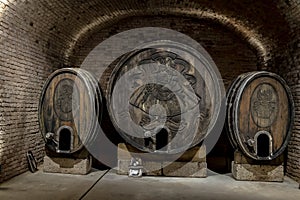 Espumoso vino producción de acuerdo a tradicional métodos en subterráneo bodegas en viena 