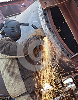 Sparks when machining a weld bead on the pipe