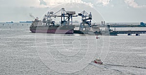 Special continuous ship coal unloader