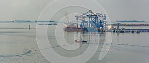 Special continuous ship coal unloader