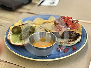 special hamburguer with nachos