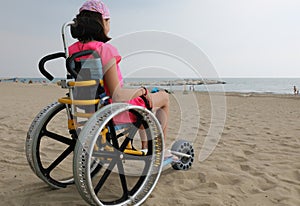 Zvláštní invalidní vozík velký kola a malý v létě 
