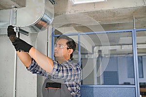 specialist cleans and repairs the wall air conditioner