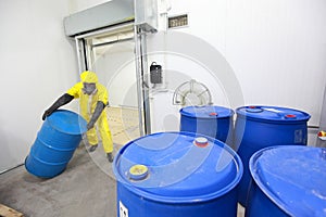 Specialist in uniform rolling barrel of chemicals