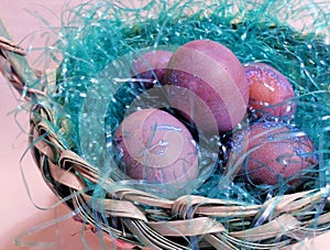 Manchado púrpura huevos en tejido 2 