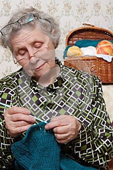 Spectacled grandmother to crochet cardigan photo