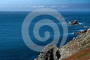 Extravagante acantilados a faro sobre el península sobre el atlántico Costa en Francia 