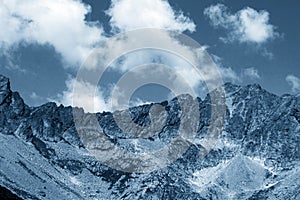 Nádherná horská scenéria, skalnaté hory na Slovensku, klasické modré monochromatické tónovanie