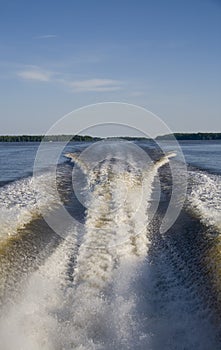 Speed boat wake