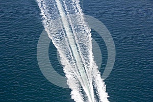 Speed boats trace