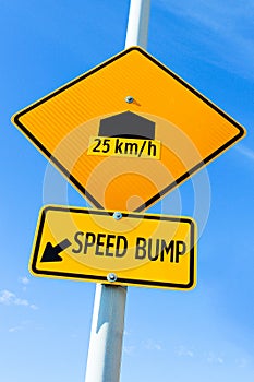 Speed bump sign with speed recommendation