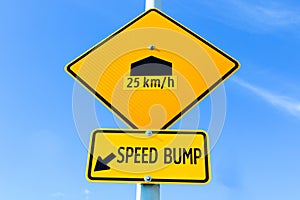 Speed bump sign with speed recommendation