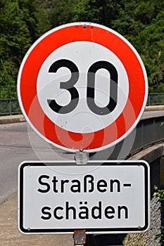 speed limit 30 kph due to road damage