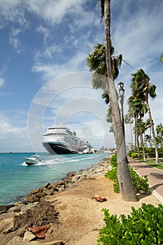 Speedboat in front of a cruise ship along the beach in Aruba.