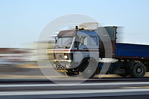 Speeding Truck and the motionblur