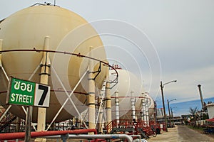 Spherical tanks in refineries