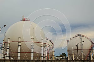 Spherical tanks in refineries