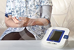 Sphygmomanometer blood pressure device retiree health control