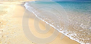spiaggia sabbia bianca e acqua azzurra cristallina photo