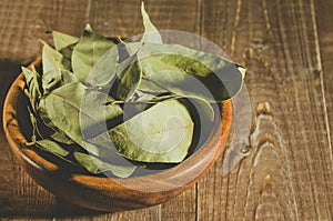 Spices of bay leaf in rural style/bay leaf in a wooden plate. se