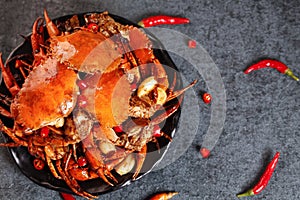 Spicy Chinese mitten crab is a delicious food