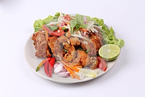 Spicy deep-fried chicken salad with roll green mango .