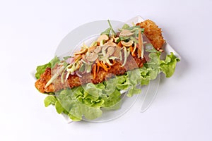 Spicy deep-fried Dolly`s fish salad with roll green mango.