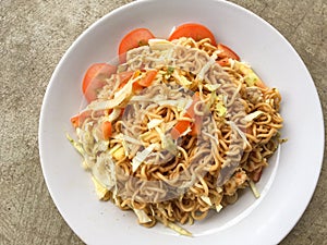 Spicy dry noodle salad