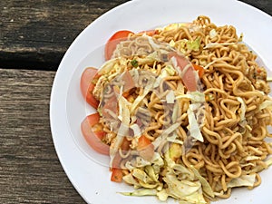 Spicy dry noodle salad