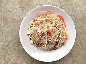 Spicy dry noodle salad